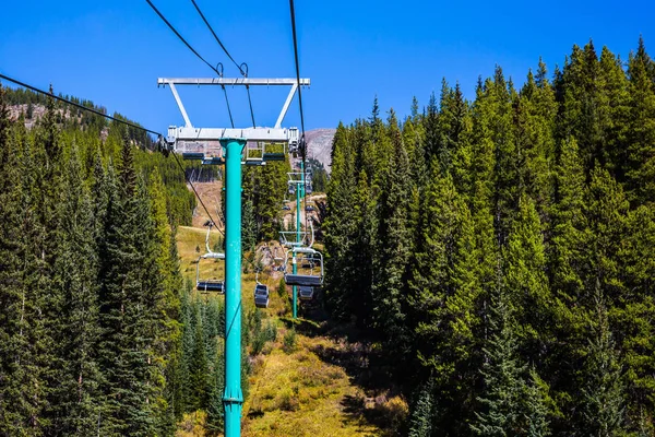 Góry Okolicy Lake Louise Zawieszone Linowej Zalesionych Zboczach Gór Gór — Zdjęcie stockowe