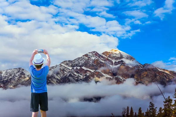 Bir Beyaz Şapka Fotoğraf Manzara Smartphone Ile Çocuk Piramit Dağ — Stok fotoğraf