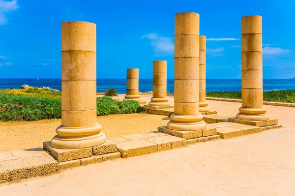 カイザリア国立公園 イスラエルの景勝地 地中海沿岸の古代ローマ時代から古代の列のままです 考古学的な歴史的観光事業の概念 — ストック写真