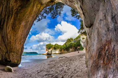 Sahilde Katedrali mağara