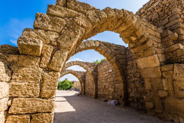 Pitoresk Caesarea antik kentin kalıntıları