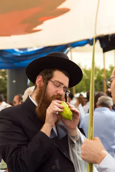 Religious Jew in a black hat — Stock Photo, Image