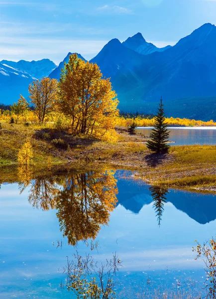 The Abraham lake in the Rocky Mountains — Stock Photo, Image