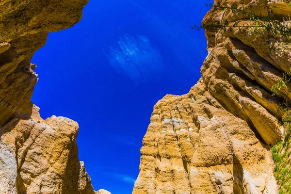 Schilderachtige blauwe hemel boven de rotsen — Stockfoto