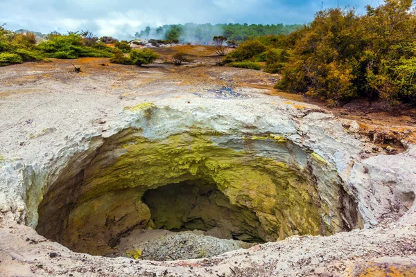 Big pit w ziemi — Zdjęcie stockowe