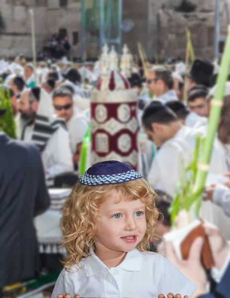 Niño guapo con ojos azules en la cabeza — Foto de Stock