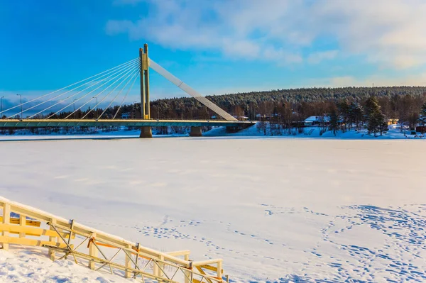 Most i zamarznięta rzeka Kemijoki — Zdjęcie stockowe