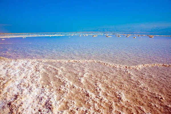 Das Meer ist mit verdunstetem Salz bedeckt — Stockfoto