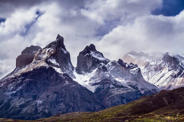 Las magníficas rocas negras de Los Cuernos — Foto de Stock