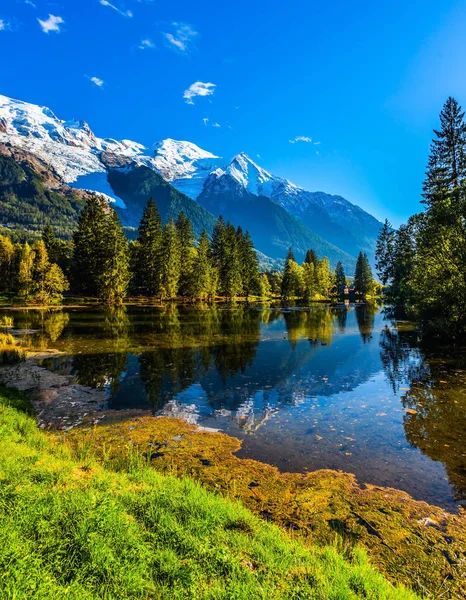 Jezioro i ośnieżone góry — Zdjęcie stockowe