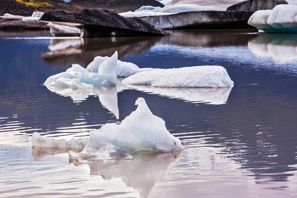 Il lago freddo con schegge — Foto Stock