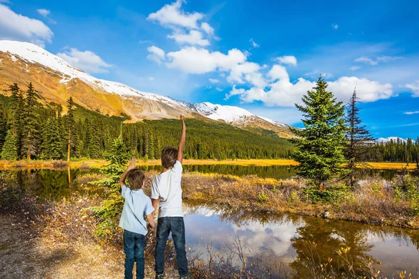 İki çocuk bataklık gölün üzerinde duruyor. — Stok fotoğraf