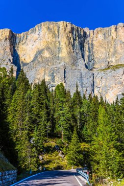 Dolomite Alpleri'ndeki Yol