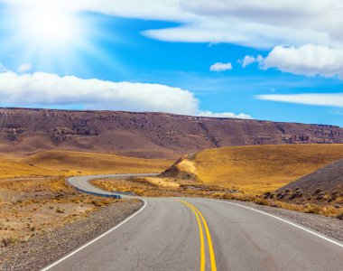 Arjantin bozkırlarında asfalt yol