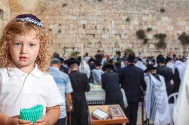  Skullcap mavi gözlü yakışıklı çocuk