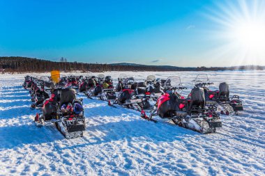 Kar motosikletlerinden turist treni 