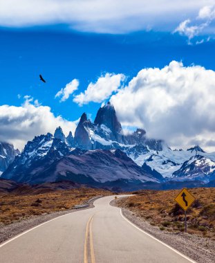 Fitz Roy Dağı'na giden ince otoyol