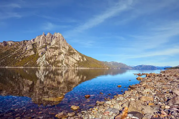 A água do lago raso — Fotografia de Stock