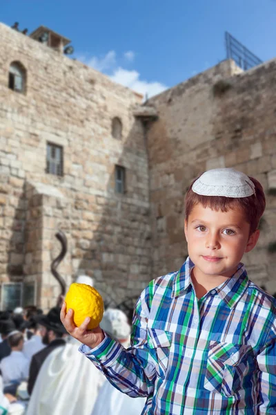 Chico judío con Etrog — Foto de Stock