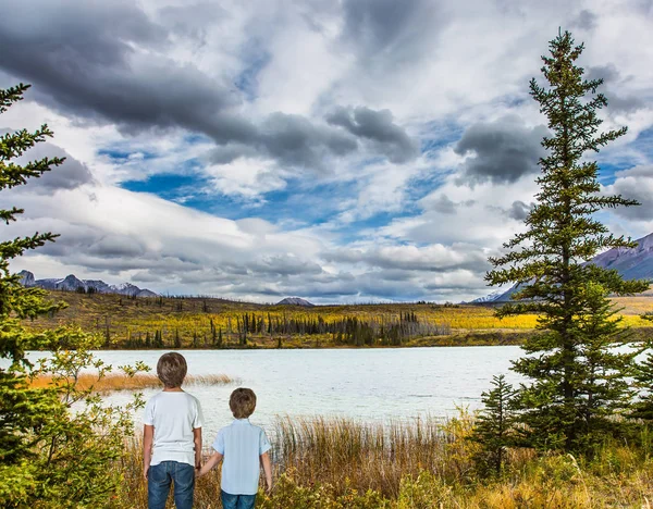 İki güzel çocuk göle hayran — Stok fotoğraf
