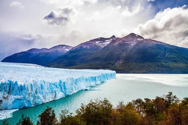 Lago y glaciar únicos — Foto de Stock