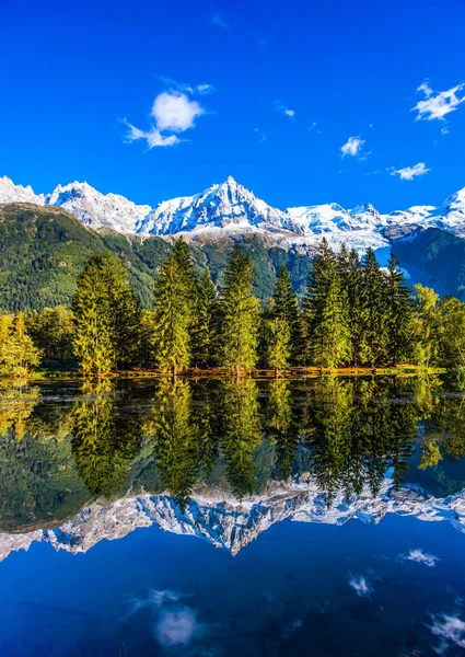 Fantastiska reflektioner i sjövattnet — Stockfoto