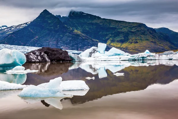 D'énormes floes de glace dérivent vers l'océan — Photo