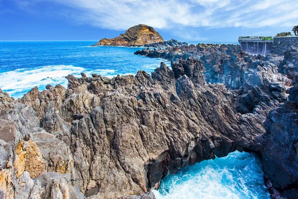 Pedras e enseadas ao largo da costa atlântica — Fotografia de Stock