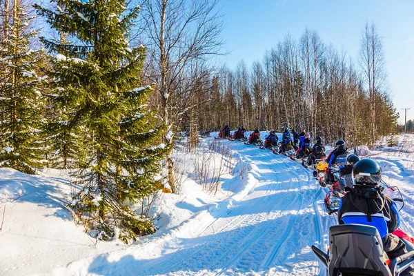 Trem turístico a partir de motos de neve — Fotografia de Stock