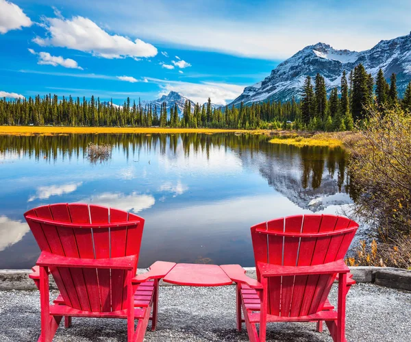 Zwei rote Liegestühle am See — Stockfoto