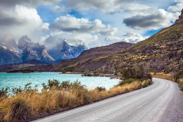 The road around lake Pehoe — Stock Photo, Image