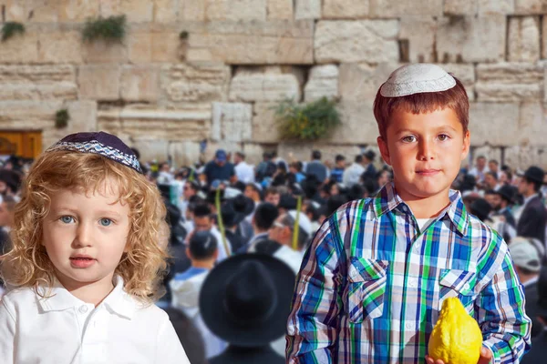 Hermosos chicos judíos con gorras de cráneo — Foto de Stock