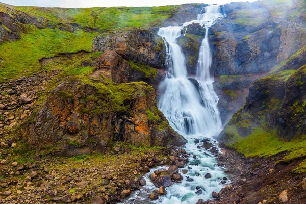 Потоки водоспадів і холодних скель — стокове фото