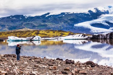 Yaşlı kadın lagünü fotoğrafla.