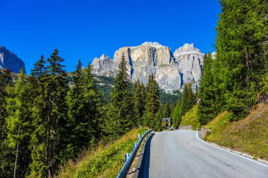 Yol kireçtaşı ve dolomit kayaçlarda geçer