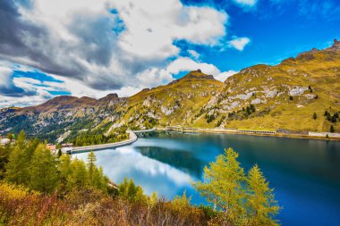 Dolomites'te Lago di Fedaia