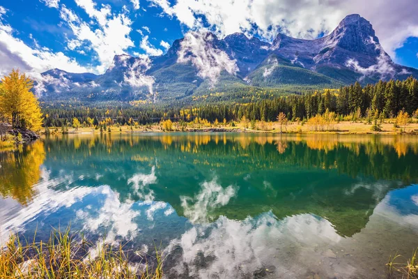 Magnificent mountains "Three Sisters — Stock Photo, Image