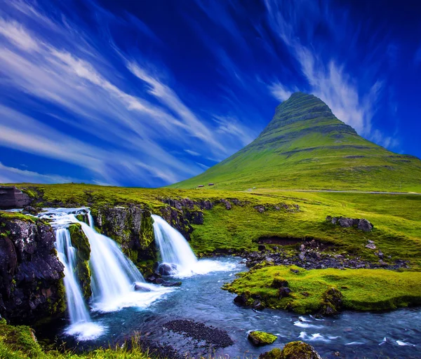 Cirrus wolken in de blauwe lucht — Stockfoto