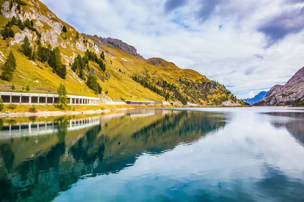 Lac glaciaire avec eau froide claire — Photo