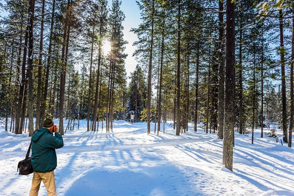 Fotograf i en grön jacka — Stockfoto