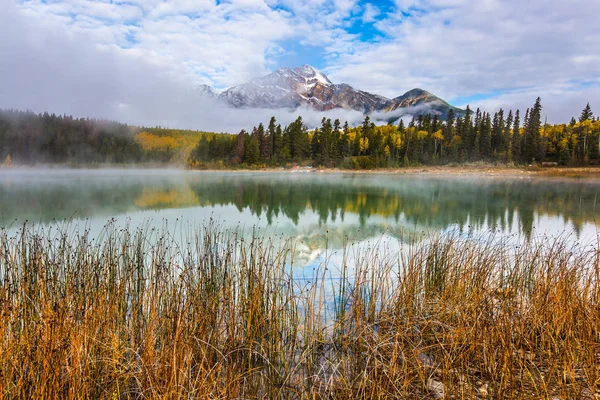 Lago Patricia reflete a montanha da pirâmide — Fotografia de Stock