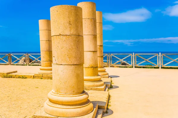 Akdeniz kıyısındaki sütunlar — Stok fotoğraf
