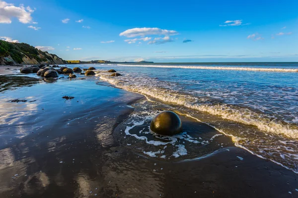 Pedregulhos Moeraki na praia Koekokhe — Fotografia de Stock