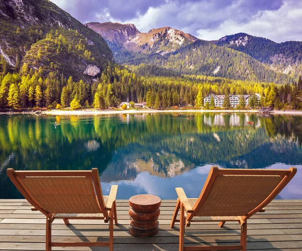 Ligstoelen op het meer — Stockfoto