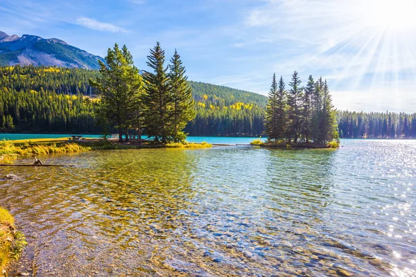 Jezioro dwa Jack w Rockies — Zdjęcie stockowe