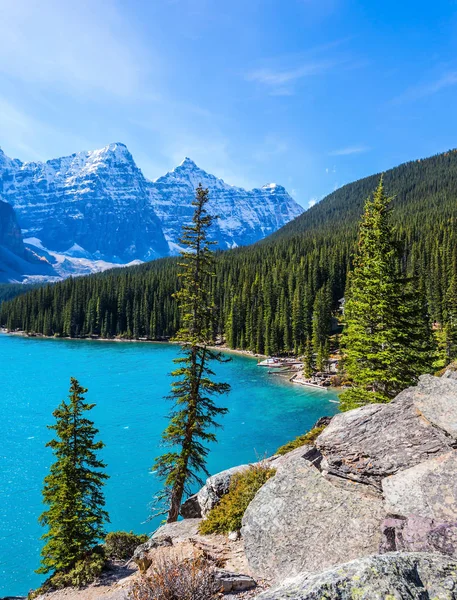 Moränensee mit eisigem türkisfarbenem Wasser — Stockfoto