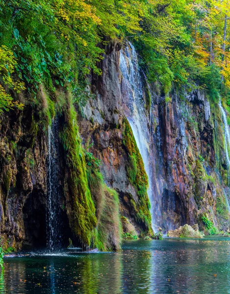 Lago de carste com água esmeralda — Fotografia de Stock