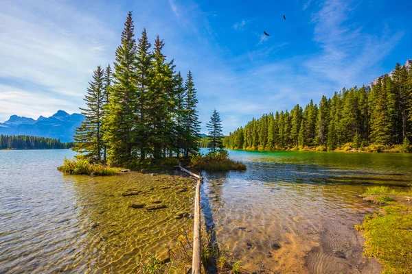 Il pittoresco lago e una piccola isola — Foto Stock