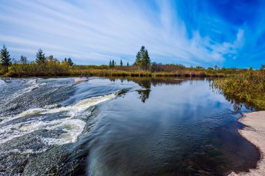 Pürüzsüz taşlar üzerinde Şelale 