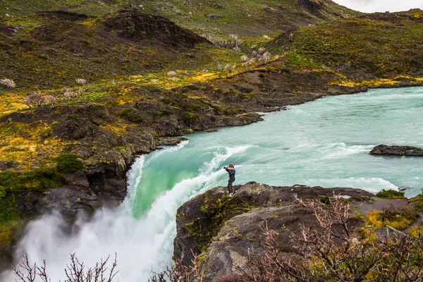 Mujer fotógrafa cerca de cascada Salto Grande — Foto de Stock